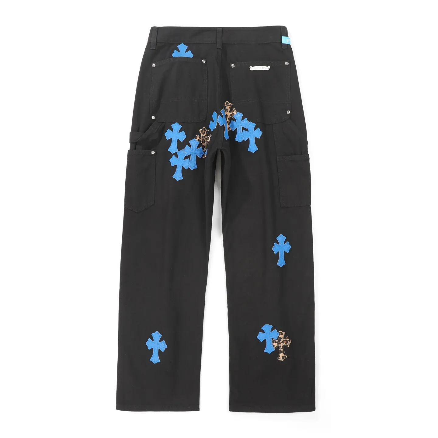 P280 𝐂𝐡𝐫𝐨𝐦𝐞 𝐇𝐞𝐚𝐫𝐭 Kroxin 25SS workwear logging Klein blue leather patchwork limited edition jeans. Kroxin’s pants are particularly outstanding in color design and stand out among similar products. It is made of beaded canvas fabric. After a complicated and delicate washing process, it feels very good when worn on the body and looks high-end and charming. The pants are three-dimensionally cut, with a crisp and stylish shape, smooth lines, and a high level of design. The hardware accessories on the pants are specially customized according to ZP standards. The beaded canvas fabric is originally thick, but after washing it becomes soft and breathable. The small leather label on the pants is specially designed, revealing unique creativity in a simple style. The production process is very exquisite, every stitching is neat and regular, and the details are handled particularly well, showing high quality. Moreover, these pants have a genderless design and can be easily worn by both boys and girls. They are perfectly in line with the current diverse and inclusive fashion trend and look good no matter how you wear them.  Size: S M L XL XXL (28.30.32.34.36) Color: Black